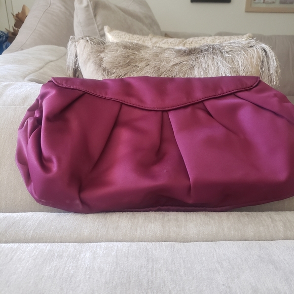 Beautiful Tuxedo Bow Style 4 inch Wine Satin Nine West Pump and Clutch Set - Picture 8 of 10